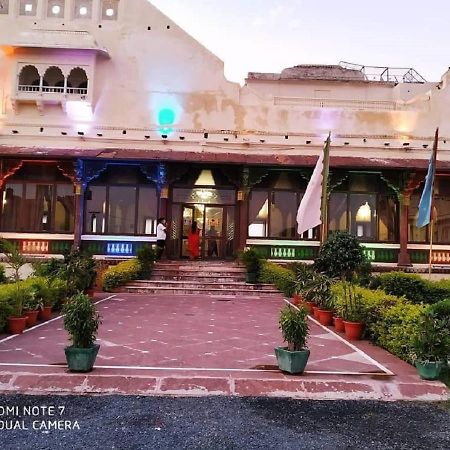 Отель Mpt Sheesh Mahal, Орчха Экстерьер фото