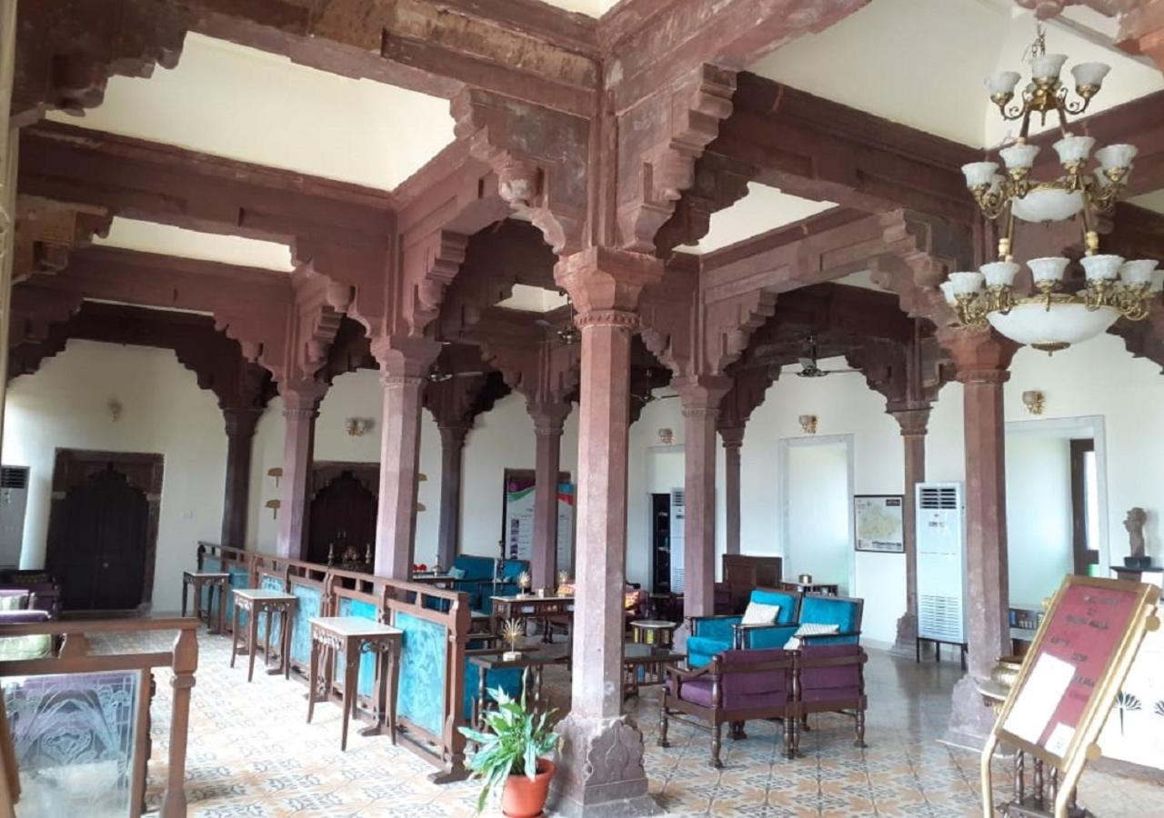 Отель Mpt Sheesh Mahal, Орчха Экстерьер фото