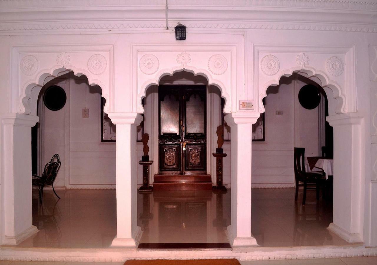 Отель Mpt Sheesh Mahal, Орчха Экстерьер фото